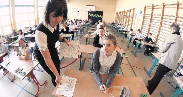 Nauczyciele chcą większej pensji zasadniczej kosztem dodatków. Wtedy podwyżki, które otrzymają, będą wyższe.