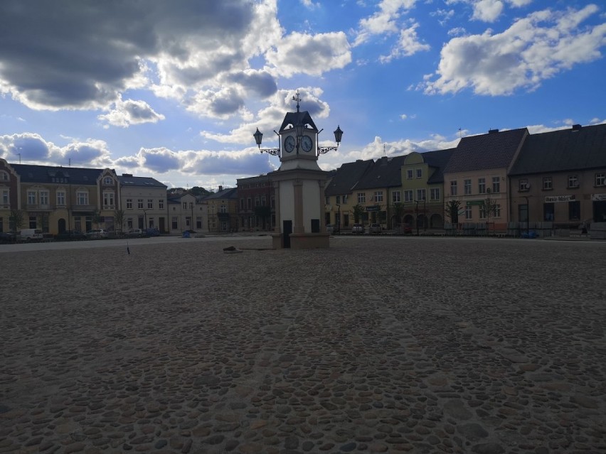 Lwówek. Tak obecnie wygląda miejski Rynek. Prace budowlane idą pełną parą [GALERIA]