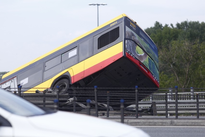 Wypadek autobusu, Warszawa. Autobus runął z mostu na trasie S8. Nie żyje 70-letnia kobieta
