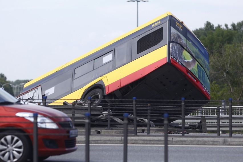 Wypadek autobusu, Warszawa. Autobus runął z mostu na trasie S8. Nie żyje 70-letnia kobieta