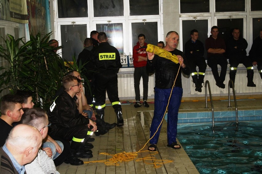 Ćwiczenia służb mundurowych z ratownictwa wodnego na pływalni w Kluczach