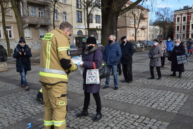 W Zielonej Górze będzie kolejna akcja rozdawania maseczek ochronnych. We wtorek można je otrzymać przy pomniku Bachusa na deptaku. Wcześniej maseczki rozdawali m.in. strażacy.