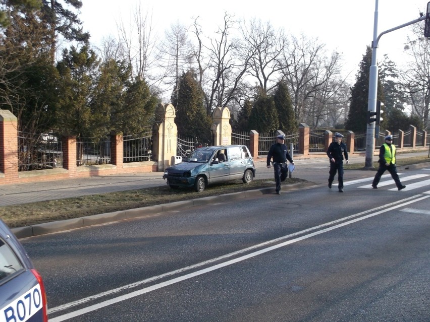 Wypadek na Osobowickiej. Kobieta uderzyła w barierki, auto dachowało (ZDJĘCIA)