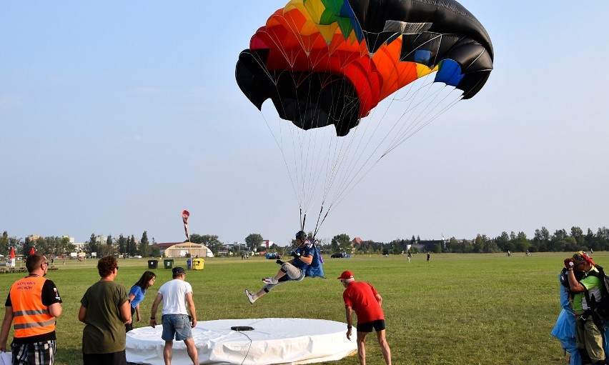 Air Moto Show w Pile. Pierwsi do akcji wkroczyli spadochroniarze! Zobaczcie zdjęcia