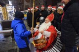 Mikołajki ze stowarzyszeniem Razem dla Radomska. Mikołaj z prezydentem rozdawali słodkości