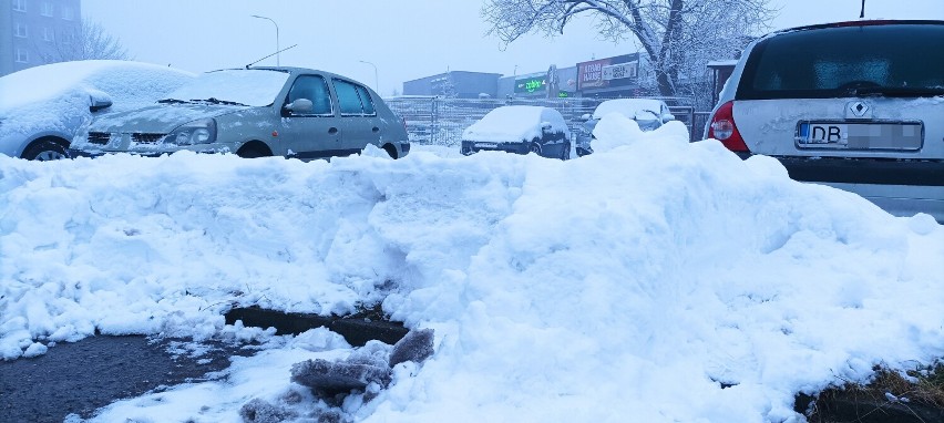 Na parkingach zalegają hałdy śniegu, uważajcie też na...