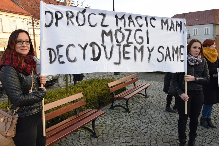 Międzynarodowy Strajk Kobiet w Sieradzu. Kilkadziesiąt osób manifestowało na Rynku