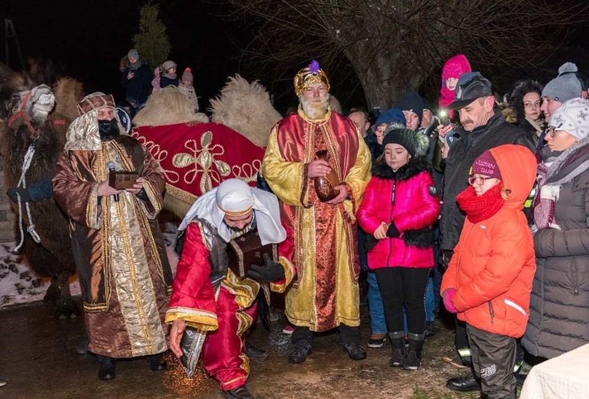 Tłumy wiernych na pasterce w zabytkowej XVII-wiecznej Kaplicy Betlejemskiej w Ossolinie [ZDJĘCIA]