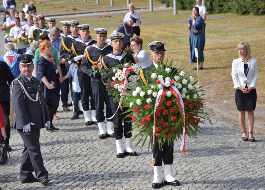 Sztutowo. Delegacje złożyły kwiaty pod Pomnikiem Walki i Męczeństwa w Muzeum Stutthof [ZDJĘCIA, CZ. 2]
