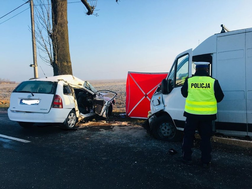 Wypadek w Węgorzewie: jedna osoba nie żyje, są ranni