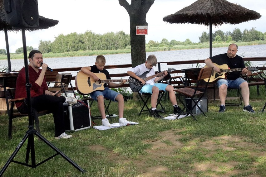 Koncert Gabrysia Fleszara nad jeziorem w Kunicach, zobaczcie zdjęcia