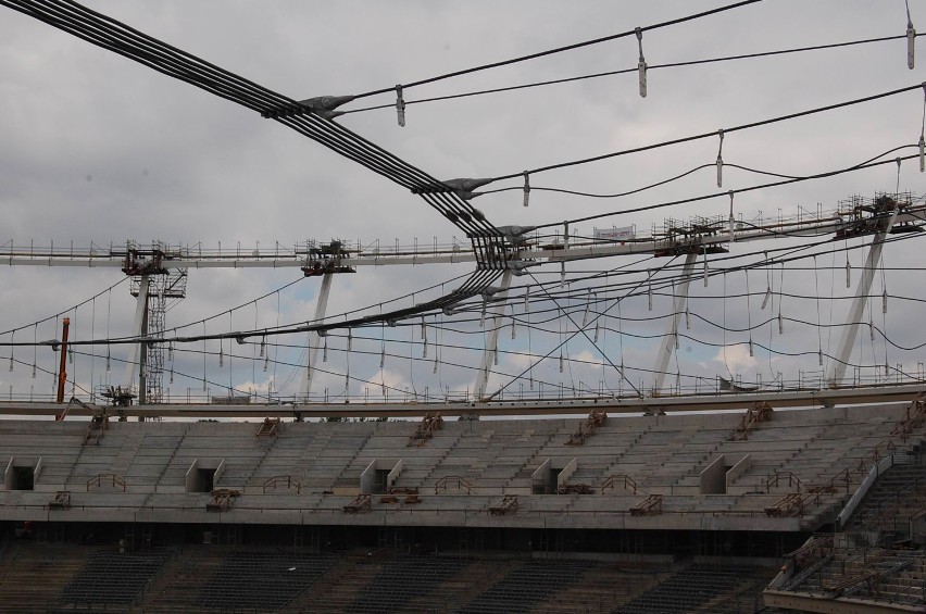 Co godzinę 830 tonowa konstrukcja dachu Stadionu Śląskiego...