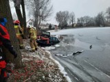 Niebezpieczne zdarzenie na Mazowszu. Kierowca chciał sprawdzić, jak gruby jest lód na zamarzniętym stawie. Jego samochód wpadł do wody 