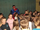 Bazer odwiedził szkoły podstawowe w Tczewie. Superbohater uczy jak przeciwdziałać przemocy