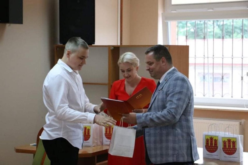 Stypendia Burmistrza Działoszyna wręczone ZDJĘCIA