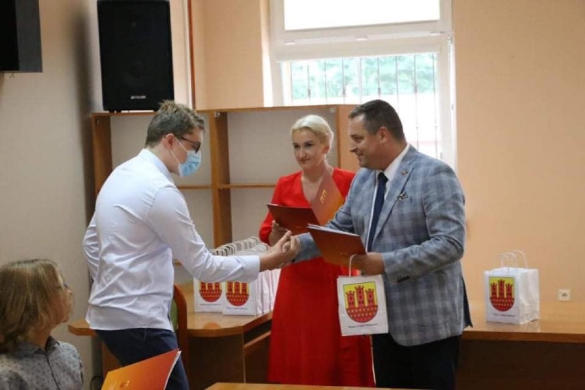 Stypendia Burmistrza Działoszyna wręczone ZDJĘCIA