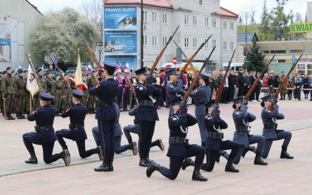 Pokazy klas mundurowych będą częścią pikniku militarnego, jaki odbędzie się w piątek w Radomiu na placu Jagiellońskim.