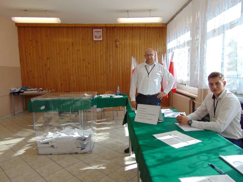 Lokal wyborczy w Budzyniu na oś. Wierzbowym godz. 14.00.