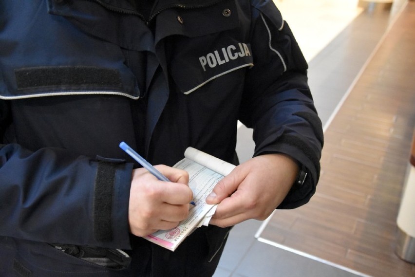 Starogard Gdański - Policjanci z pracownikami sanepidu kontrolują galerie i sklepy ZDJĘCIA 