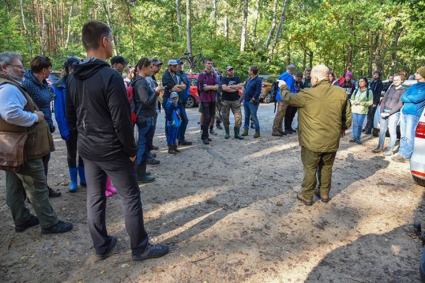 Piąty tomaszowski event w Skansenie Rzeki Pilicy. Uczestnicy sprzątali lasy spalskie nad Pilicą [ZDJĘCIA]