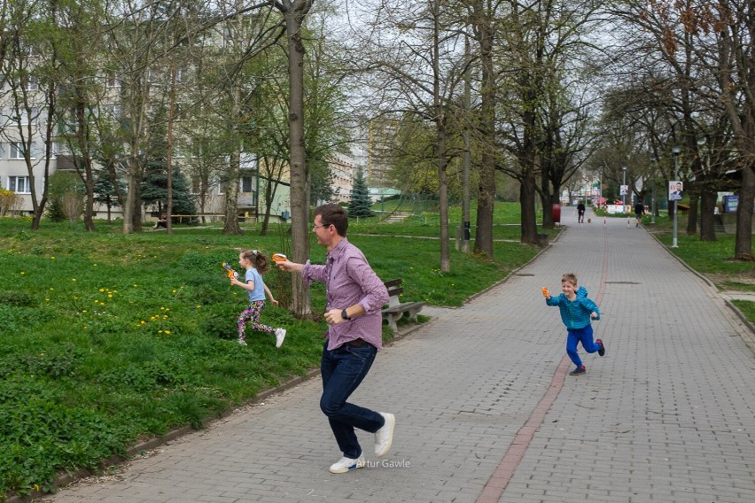 Tak wyglądał śmigus-dyngus na osiedlach w Tarnowie. Woda lała się strumieniami w lany poniedziałek. Mamy zdjęcia! 