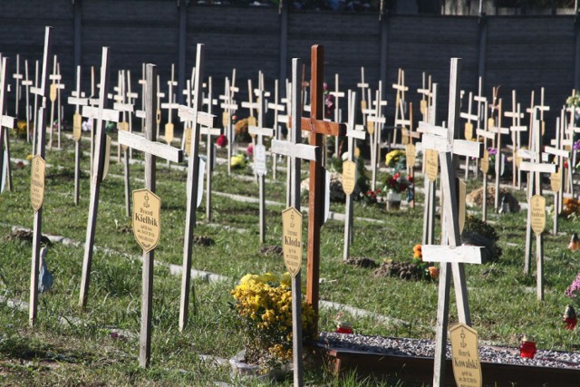 Bezdomni są chowani na cmentarzu przy Zakładowej w Łodzi
