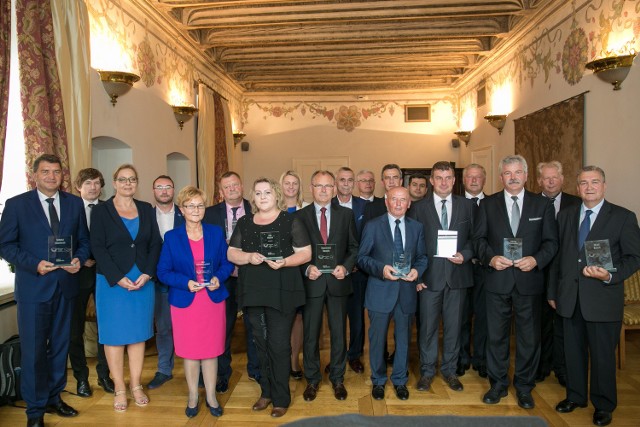 Od lewej: Janusz Chwierut, Dariusz Kołacz (wiceprezes Polska Press oddział w Krakowie), Małgorzata Cetera-Bulka (prezes Polska Press oddział w Krakowie), Andrzej Maksymowicz, Ewa Cierniak-Lambert, Paweł Cieślicki, Ewa Filipiak, Angelika Truty w imieniu Marka Wierzby, Wiesław Kuś w imieniu Stanisława Gągały, Jan Duda, Tomasz Dykas, Mieczysław Uryga w imieniu Jana Puchały, Jan Bylica, Łukasz Bałajewicz, Adam Kwaśniak w imieniu Czesława Kwaśniaka, Jerzy Raczyński, Tadeusz Kwiatkowski, Wiesław Ligęza, Józef Rojek.