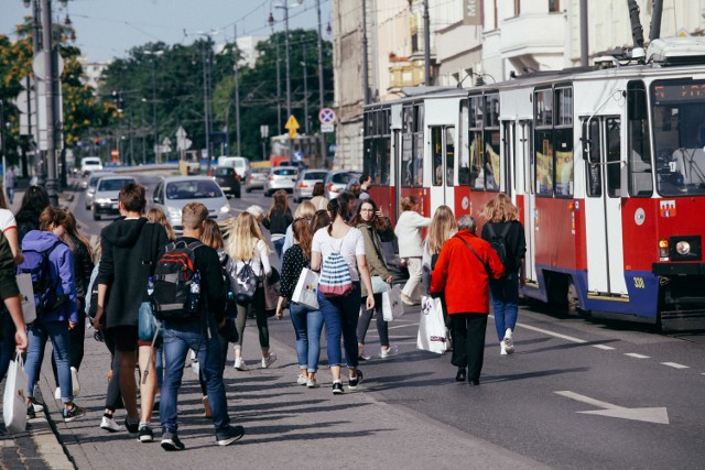 Uczniowie szkół podstawowych i gimnazjów mogą korzystać z komunikacji miejskiej w Bydgoszczy na nowych zasadach. Zarząd Dróg Miejskich i Komunikacji Publicznej w Bydgoszczy wprowadził też zniżki na bilety dla młodszych dzieci.

➤Kto może jeździć za darmo a kto ze zniżką? Jak załatwić sobie taki bilet? Przeczytacie o tym na kolejnych slajdach ➤


Zobacz również: FLESZ: Jak nie zatruć się grzybami

