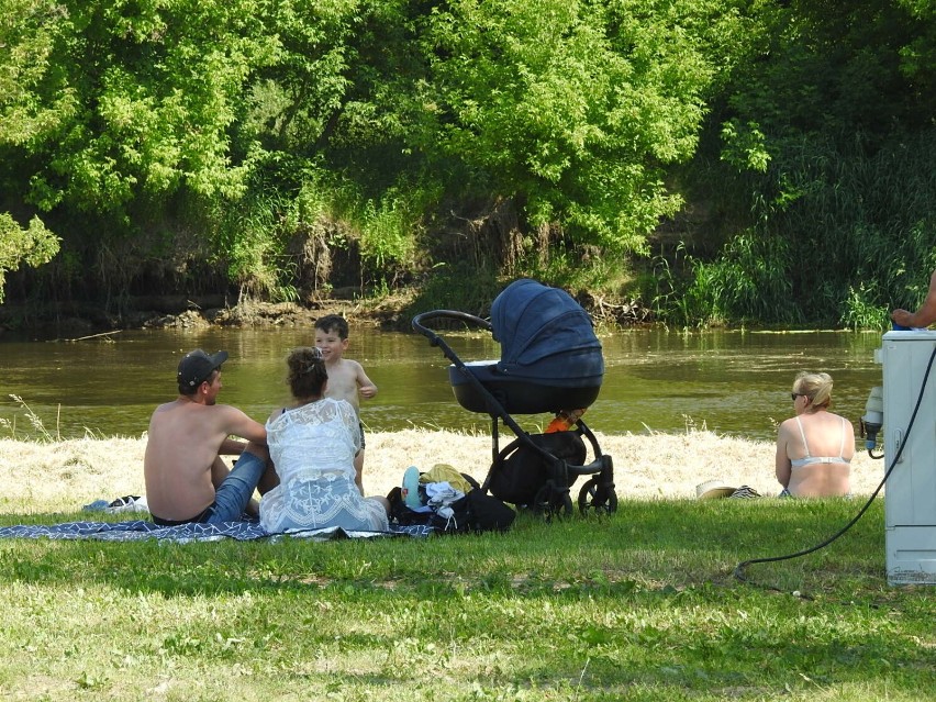 Ruszyła plaża miejska. Ratownicy przez całe lato będą czuwać nad Narwią [zdjęcia]