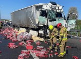 Wypadek na DK8. Kierowca tira wjechał w drugą ciężarówkę, miał 3 promile alkoholu we krwi, helikopter zabrał go do szpitala. Zobacz zdjęcia 