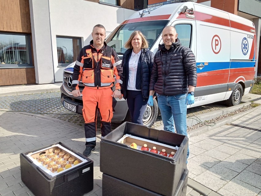 #zarażamydobrem Pruszcz Gdański. Słodycze samopomocy dla policjantów, strażaków i pracowników pogotowia 