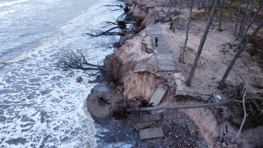 Zniszczenia po sztormie w Orzechowie Morskim i w porcie w...