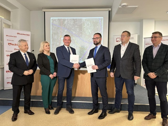 Mazowiecki Zarząd Dróg Wojewódzkich w Warszawie oraz Miejski Zarząd Dróg i Komunikacji w Radomiu podpisali w piątek umowę o drodze 740.