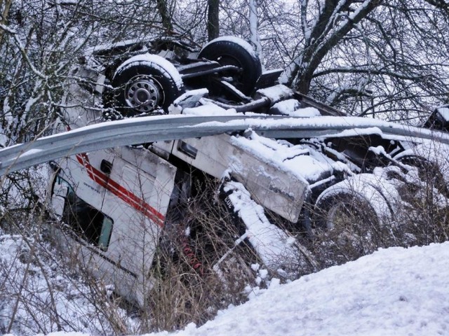 Samochód ciężarowy zjechał z drogi w rejonie  Ślesina i zsunął się ze skarpy wczoraj po południu. Zdjęcie otrzymaliśmy dzięki życzliwości "Kuriera Nakielskiego"