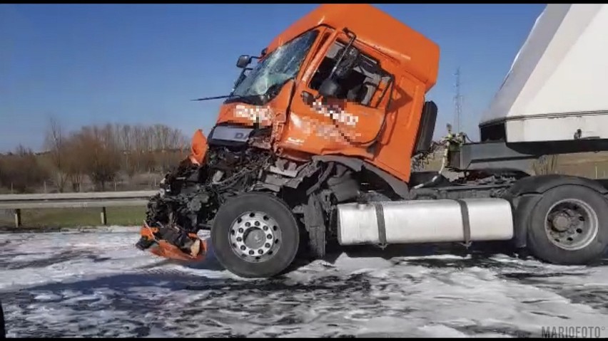 Zderzenie dwóch ciężarówek na autostradzie A4.