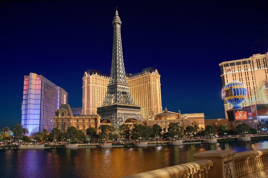 Paris Las Vegas to kompleks rozrywkowy złożony z hotelu i...