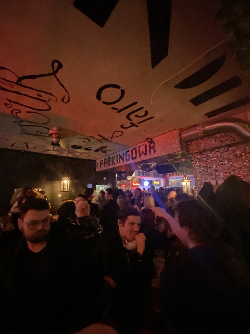 Tłumy przy barze i na parkiecie, DJ gra "J**** PiS". Pub w centrum Warszawy otwarty pomimo zakazu