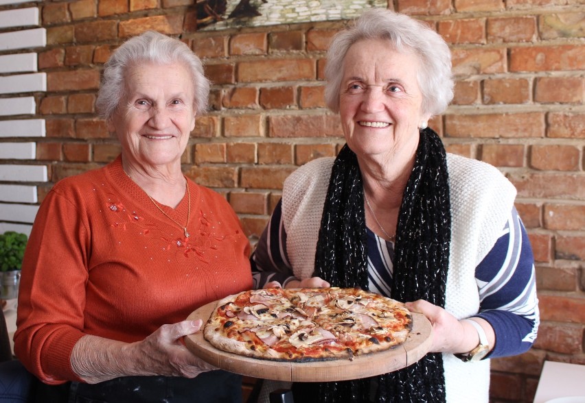 Międzynarodowy Dzień Pizzy. Zbąszyń. Uczestnicy Domu Dziennego "Senior Wigor" w pizzerii 2017