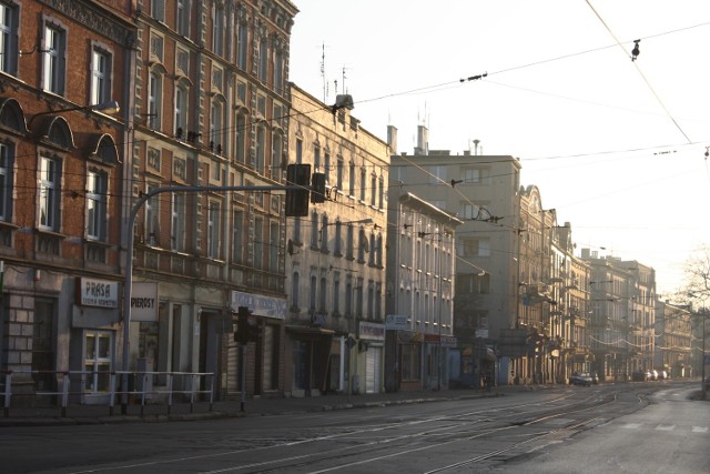 Do wypadku doszło przy ulicy Armii Krajowej w Chorzowie. Mężczyzna wychodząc z tramwaju wpadł pod samochód. Przeczytaj o szczegółach wypadku.