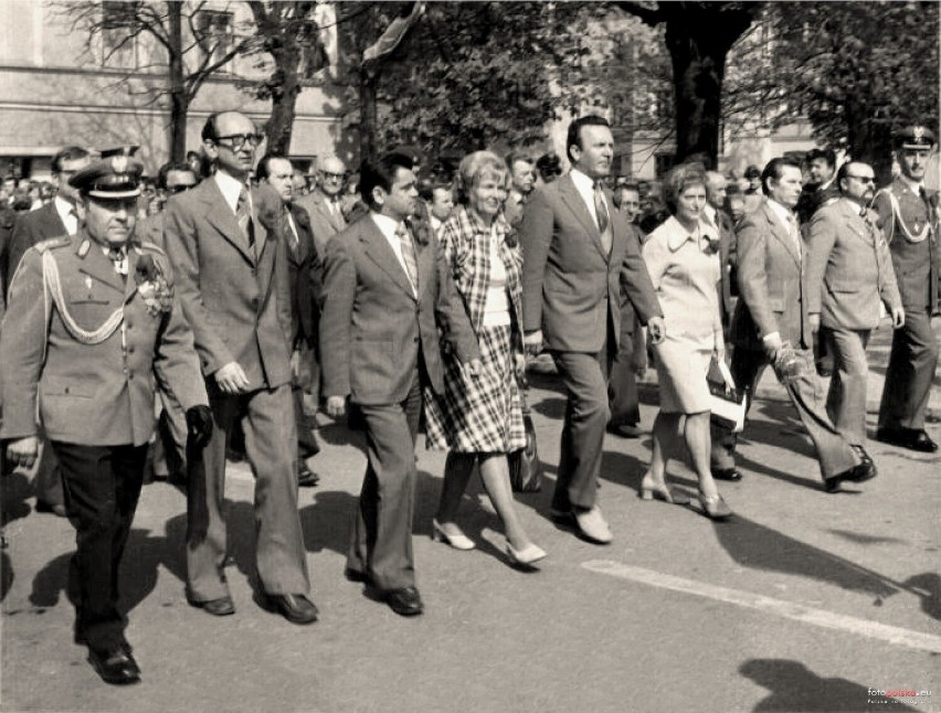 Taka moda królowała w Radomiu w czasach PRL-u. Tak wyglądały stroje radomian za komuny. Zobacz zdjęcia z radomskich ulic