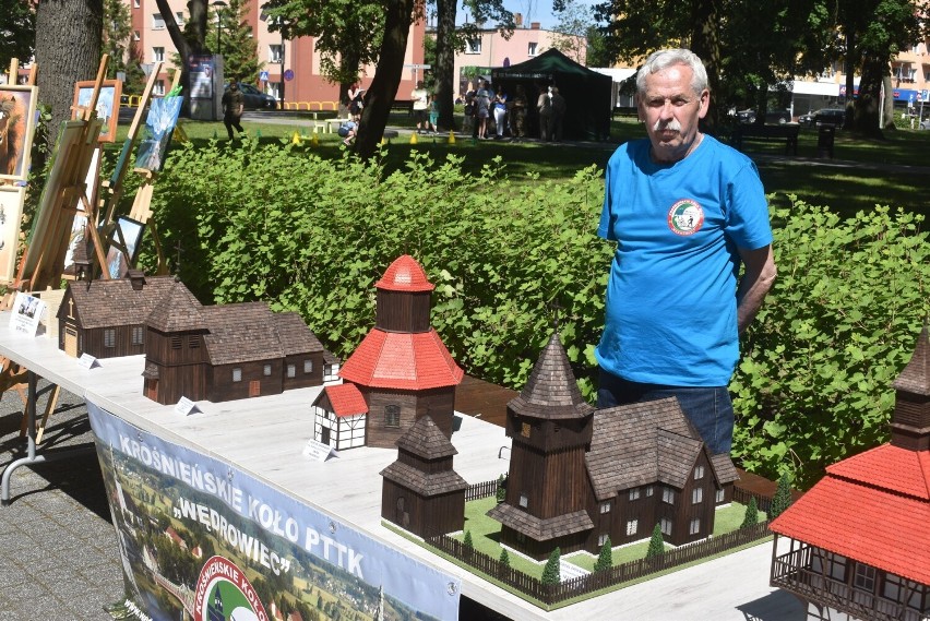 Jan Muńko wystawia swoje modele kościołów drewnianych w...