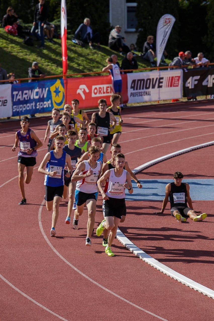 Zawodnicy Kwidzyńskiego Klubu Lekkoatletycznego Rodło z medalami mistrzostw Polski w Tarnowie 