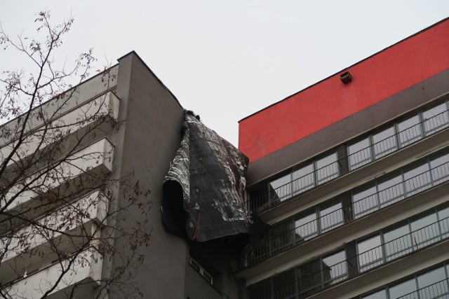 Wichura w Katowicach. Na Osiedlu Tysiąclecia doszło do uszkodzenia poszycia dachu. Zobacz zdjęcia >>>