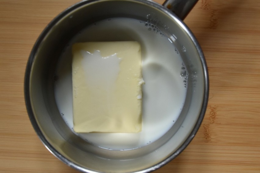 Masło rozpuść z mlekiem i odstaw do wystudzenia.