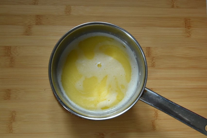 Rozpuszczone masło z mlekiem odstaw do wystudzenia.