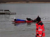 Strażacy uratowali na jeziorze Skarlińskim w Wawrowicach trzy osoby [ZDJĘCIA]