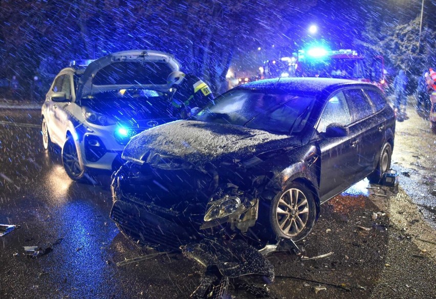Wypadek w Kosienicach. Na drodze wojewódzkiej nr 881 zderzyły się trzy samochody, w tym radiowóz policji [ZDJĘCIA]