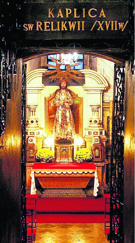 W kaplicy znajdują się m.in. relikwie św. Walentego