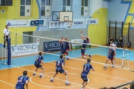 Siatkarze PWSZ Karpaty pokonali Błękitnych Ropczyce 3:1