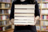 Polacy czytają najwięcej od 10 lat! Po jakie książki sięgamy najchętniej? Optymistyczne wyniki badań Biblioteki Narodowej